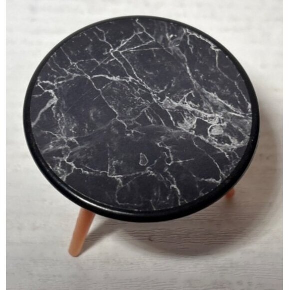 MGA LOL Surprise OMG Doll Furniture Modern Table 2" x 2" x 1.5" Faux Marble Top - Picture 2 of 4